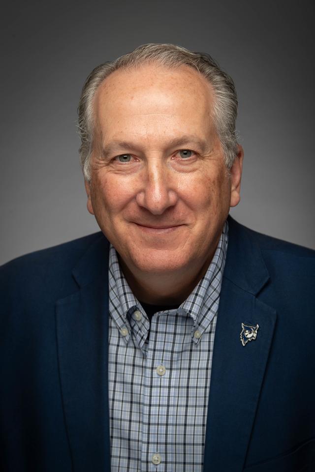 Headshot of Robert Ziomek.