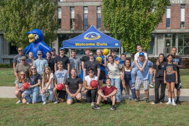 Group of students and parents smiling at Family Weekend.